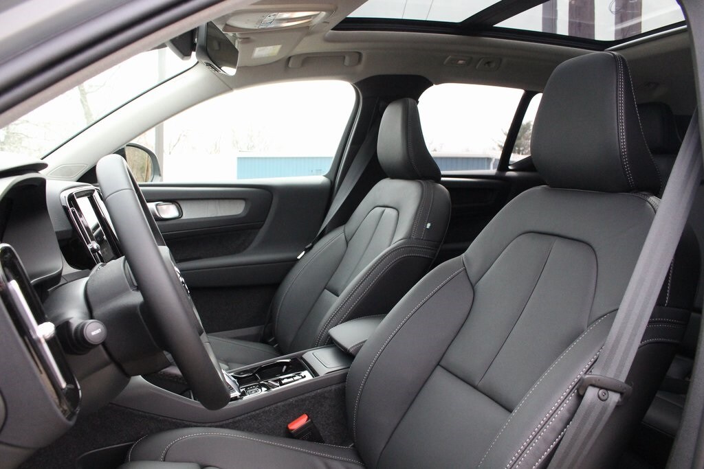 2025 Volvo XC40 photo 4