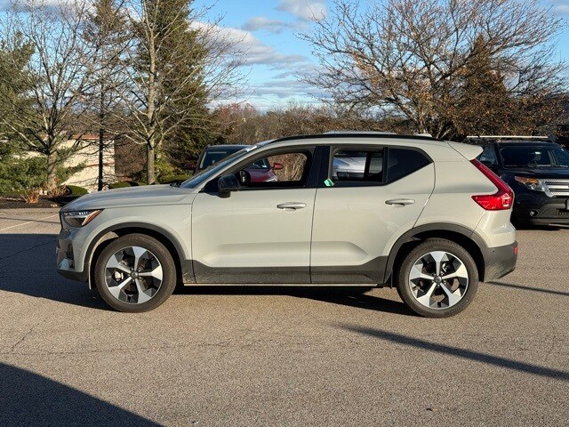 2025 Volvo XC40 Plus photo 4