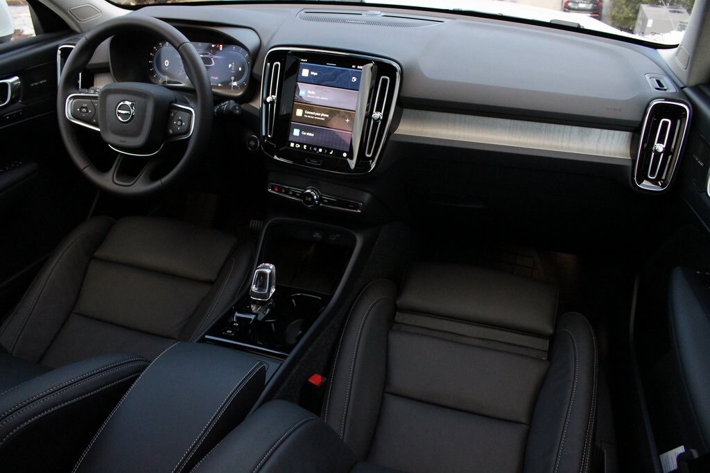 2025 Volvo XC40 Plus photo 2