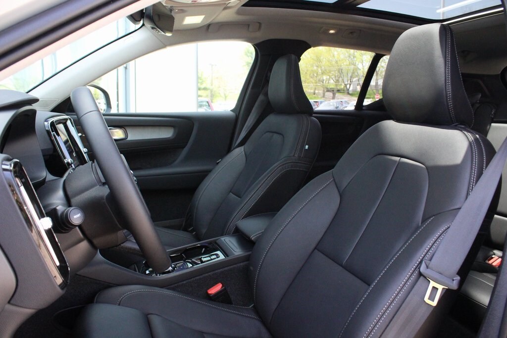 2025 Volvo XC40 photo 4