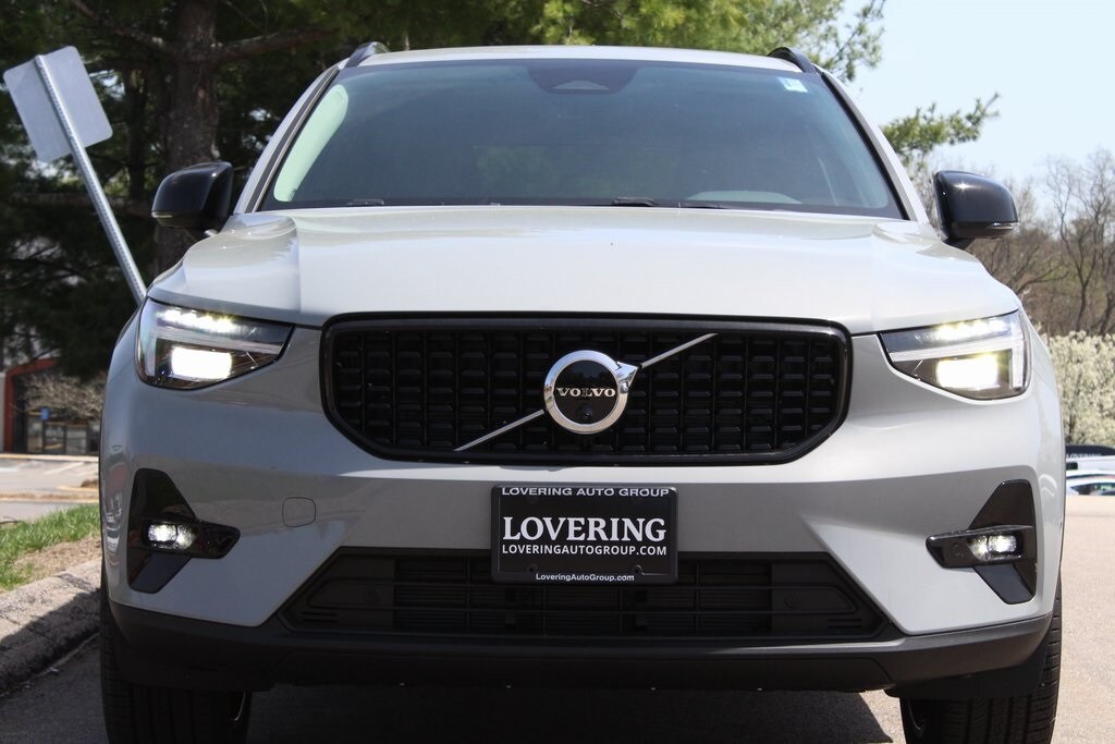 2025 Volvo XC40 photo 3
