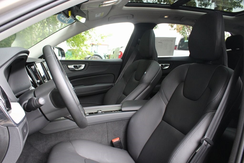 2025 Volvo XC60 B5 Plus photo 3