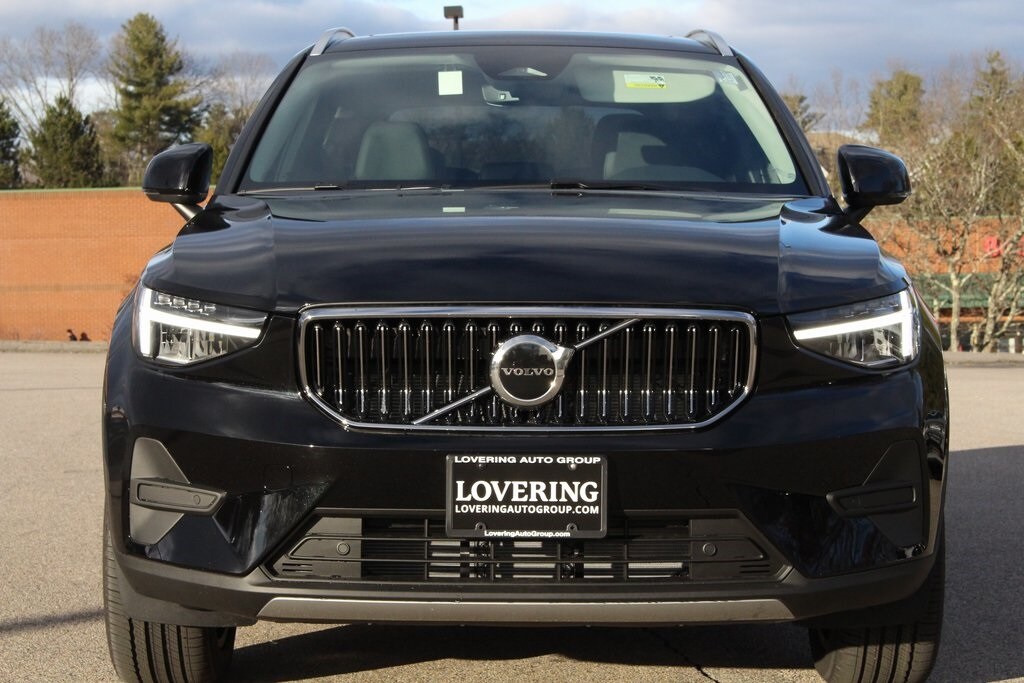 2025 Volvo XC40 Core photo 3