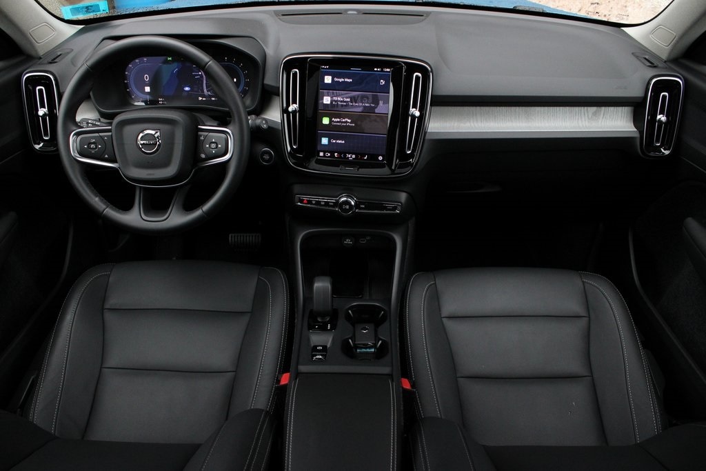 Certified 2025 Volvo XC40 B5 Core SUV