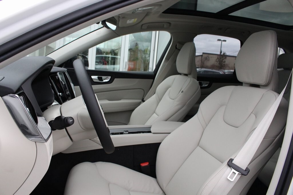2025 Volvo XC60 T8 Plus photo 4
