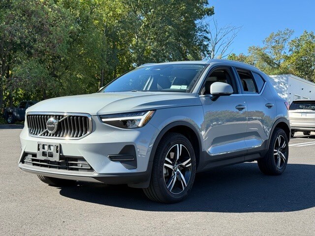 2025 Volvo XC40 Core photo 2