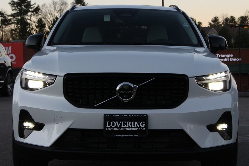 2025 Volvo XC40 Plus photo 3