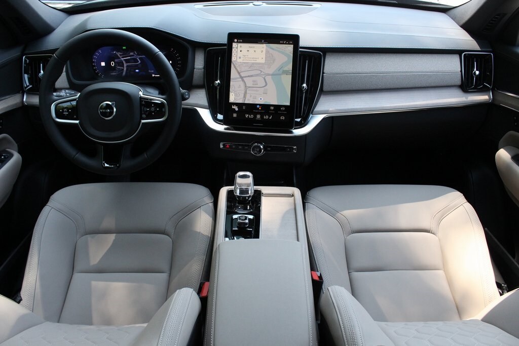 2026 Volvo XC90 B5 Core photo 2