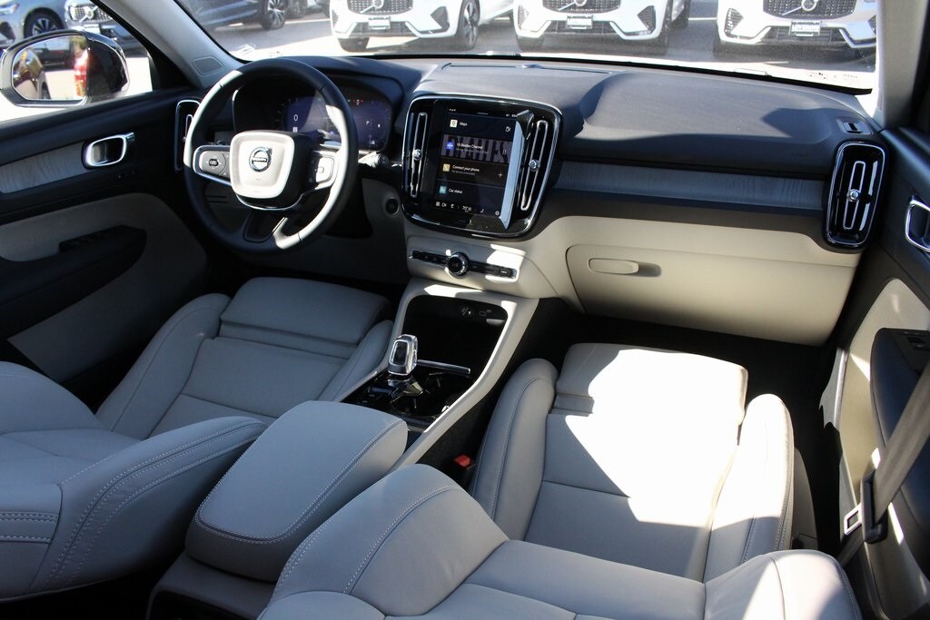 2025 Volvo XC40 Plus photo 2