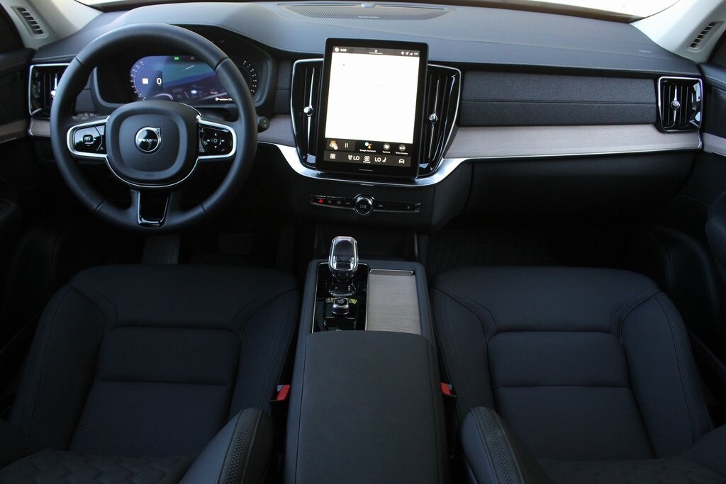 2026 Volvo XC90 Plus photo 2