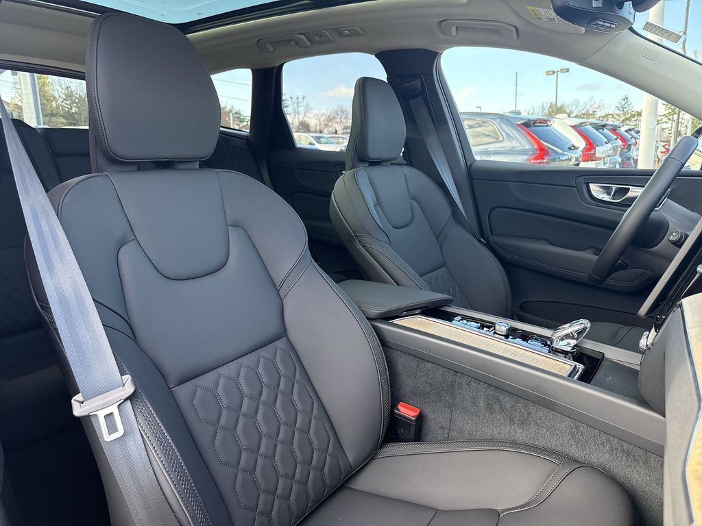 2026 Volvo XC60 Plus - Photo 23