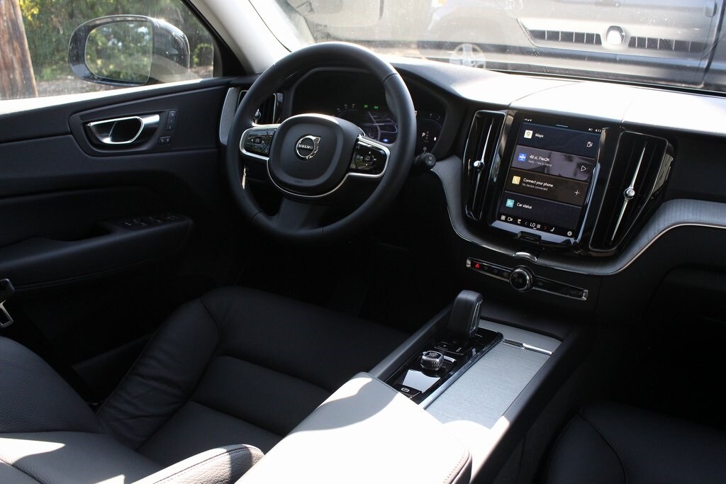 2025 Volvo XC60 B5 Plus photo 2