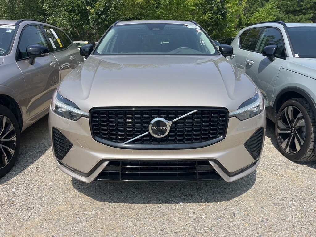 2025 Volvo XC60 B5 Plus photo 2