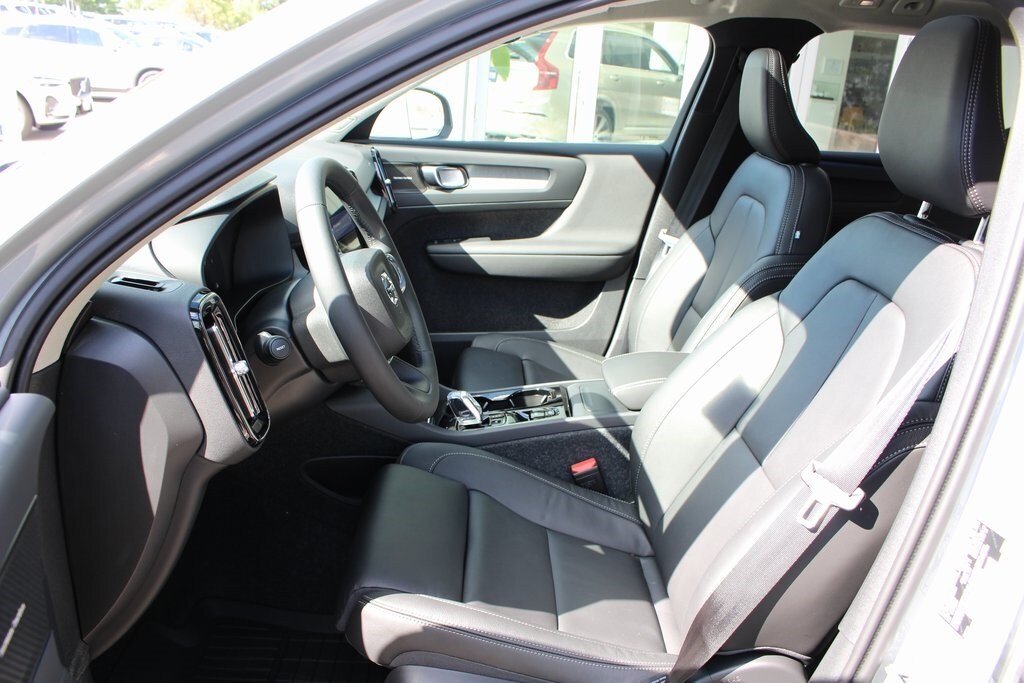 2025 Volvo XC40 photo 4