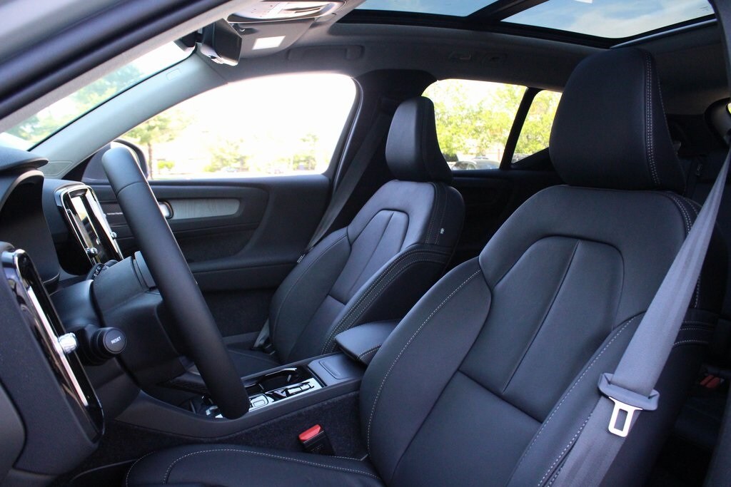 2025 Volvo XC40 photo 4