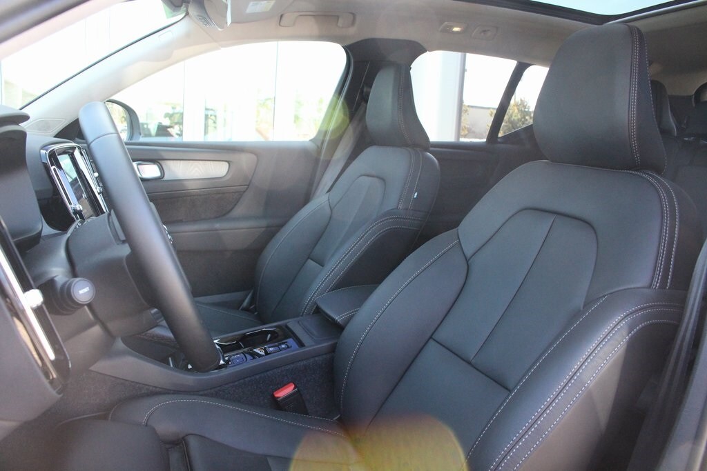2025 Volvo XC40 Plus photo 4