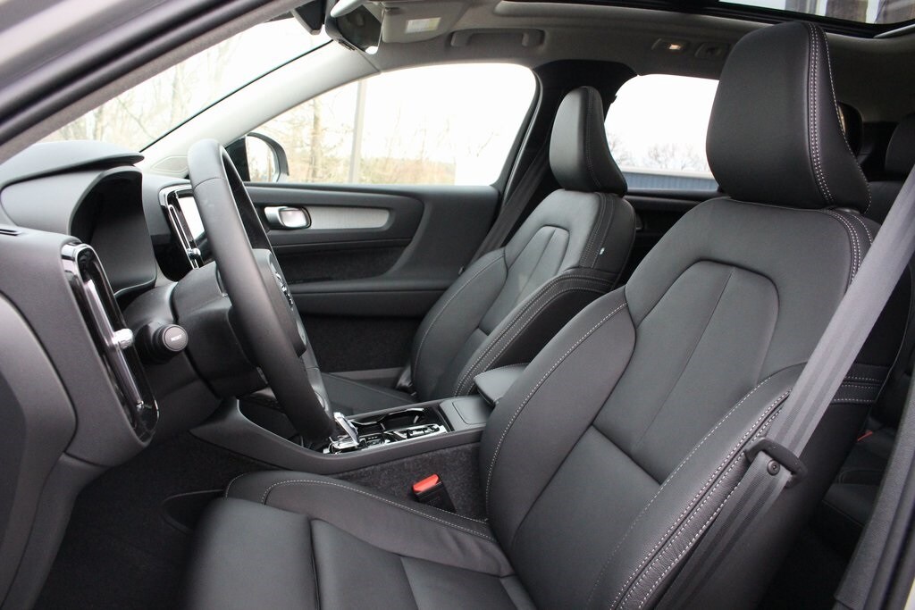 2025 Volvo XC40 Plus photo 4
