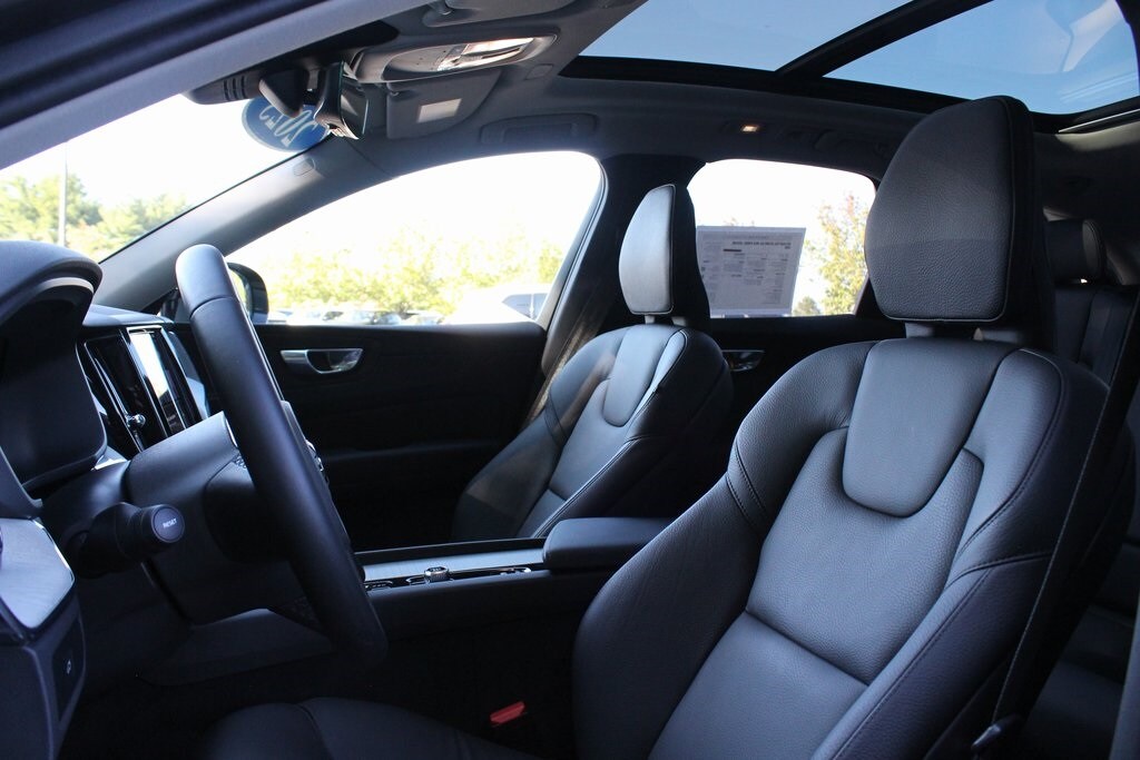 2025 Volvo XC60 B5 Plus photo 3