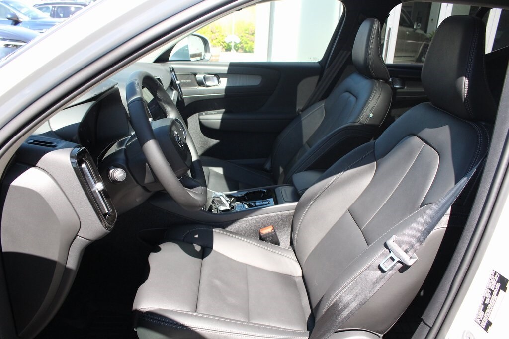 2025 Volvo XC40 Plus photo 4