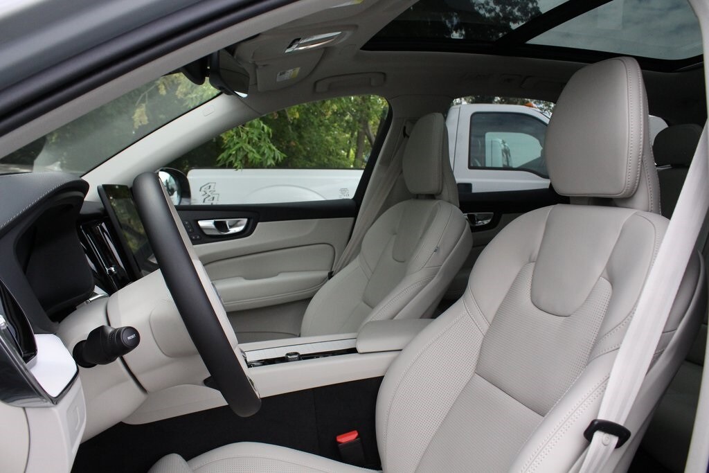2026 Volvo XC60 B5 photo 4