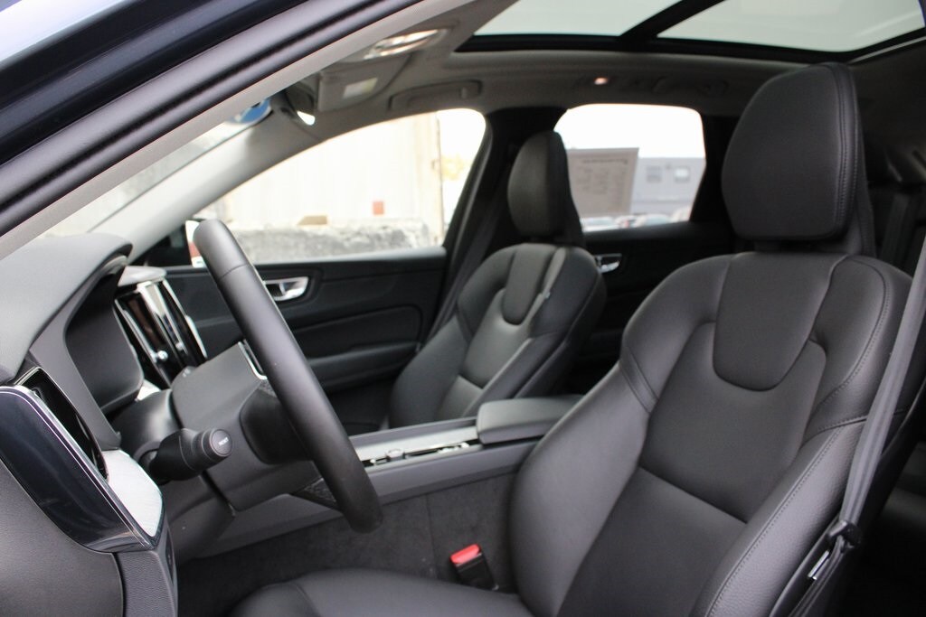 2025 Volvo XC60 B5 Plus photo 3