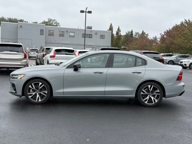 2025 Volvo S60 B5 Core photo 2