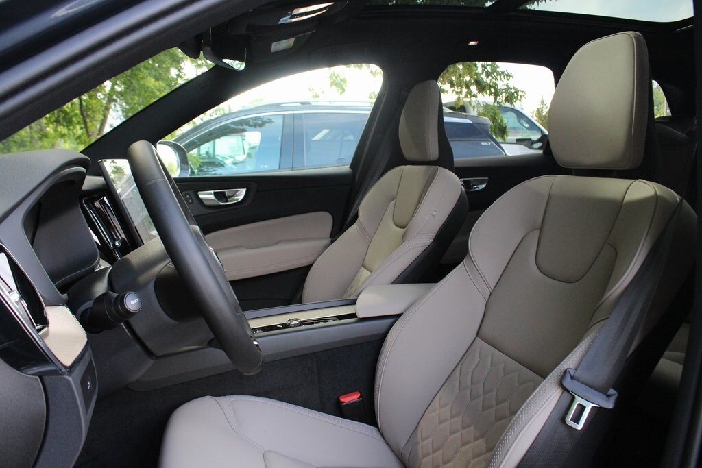 2026 Volvo XC60 B5 Core photo 4