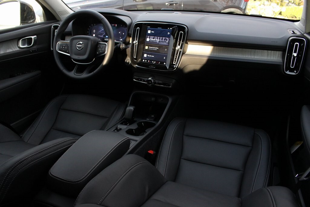 2025 Volvo XC40 Core photo 2