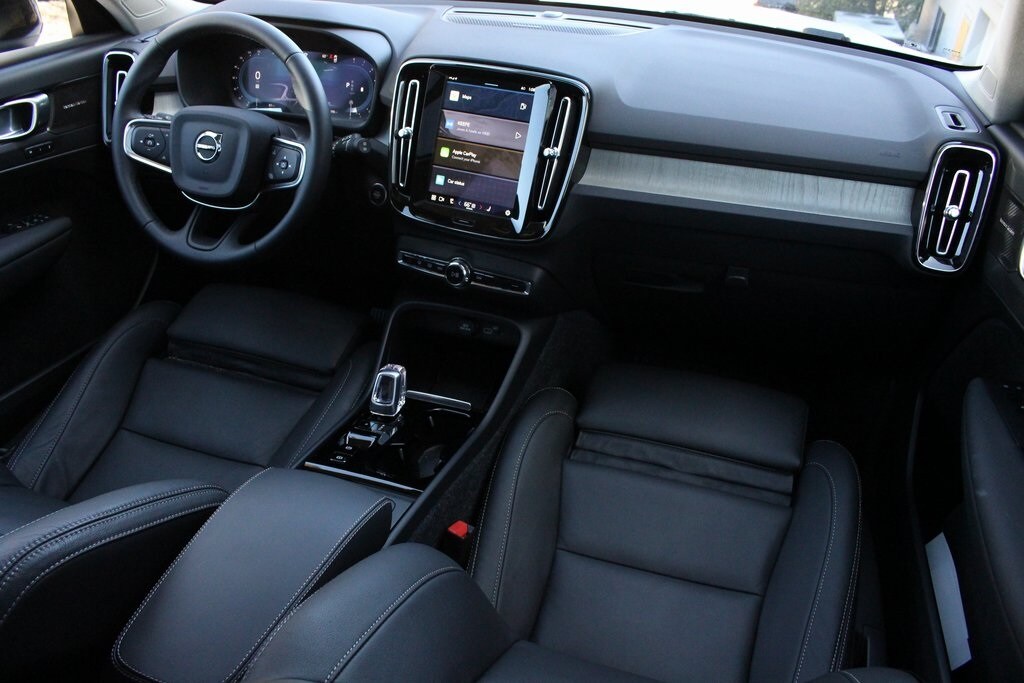 2025 Volvo XC40 Plus photo 2