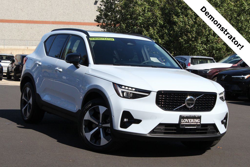 2026 Volvo XC40 SUV 