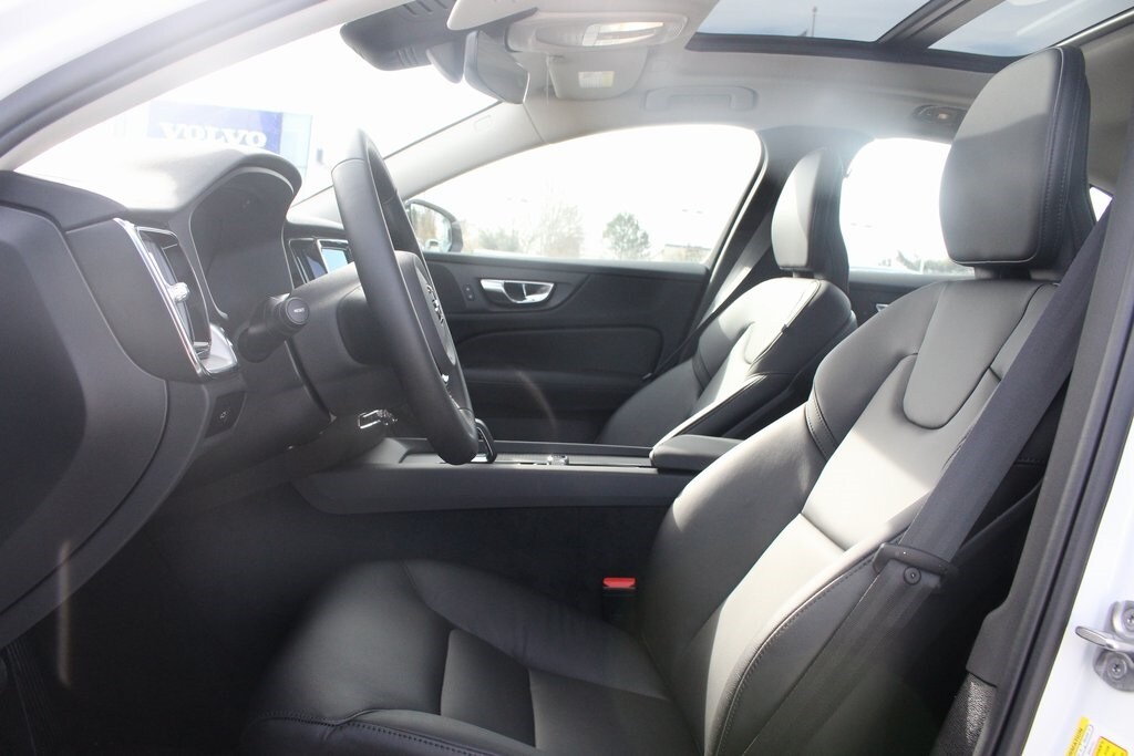 2025 Volvo S60 B5 Core photo 4