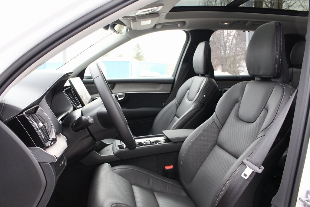 2025 Volvo XC90 T8 photo 4