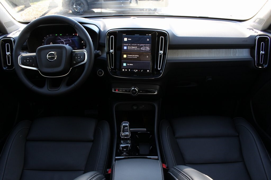2025 Volvo XC40 Plus photo 2