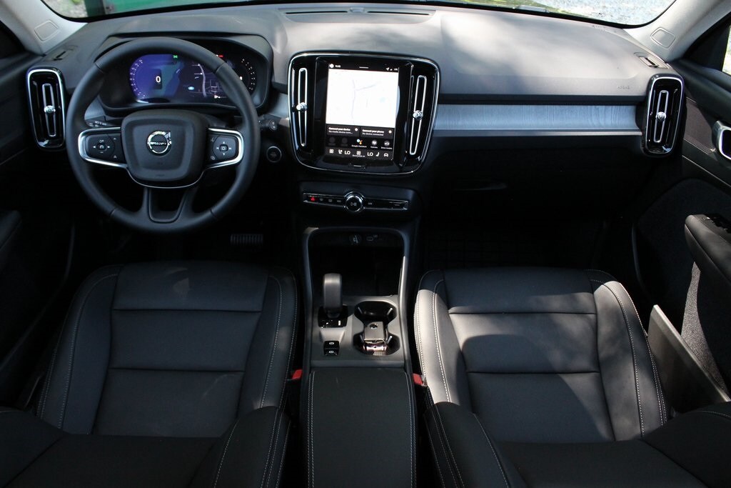 2026 Volvo XC40 Core photo 2