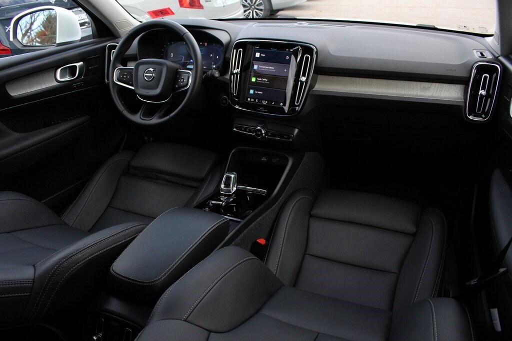2025 Volvo XC40 Plus photo 2