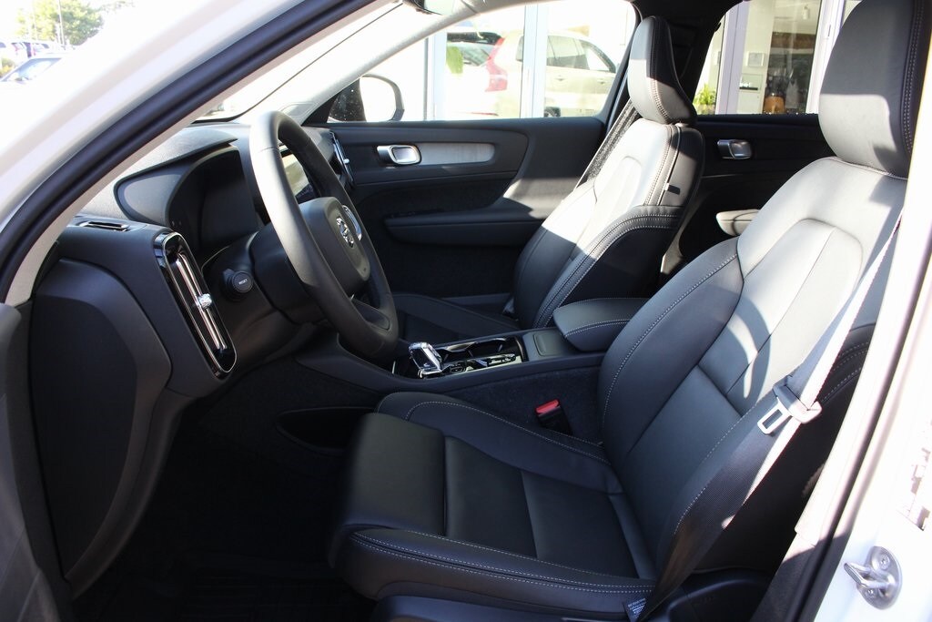 2025 Volvo XC40 Plus photo 4