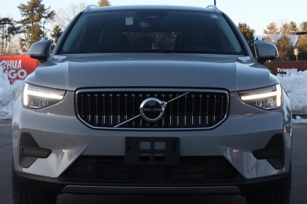 2025 Volvo XC40 Core photo 3