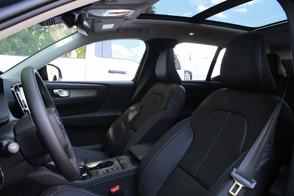 2026 Volvo XC40 Core photo 2