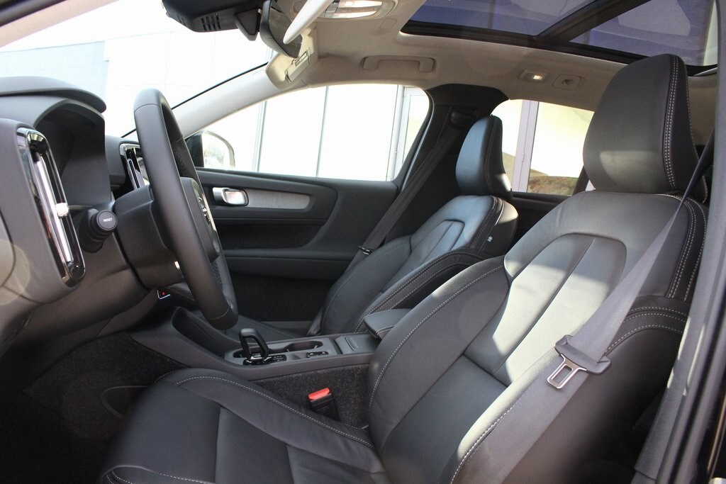 2025 Volvo XC40 Core photo 4