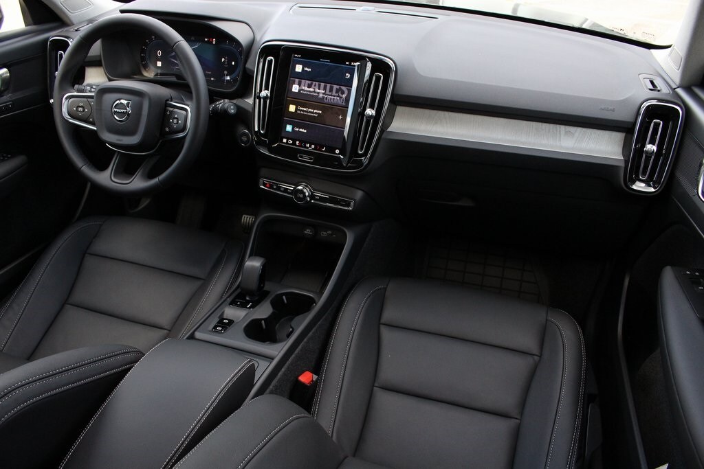 2025 Volvo XC40 Core photo 2