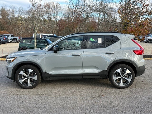 2025 Volvo XC40 Plus photo 3