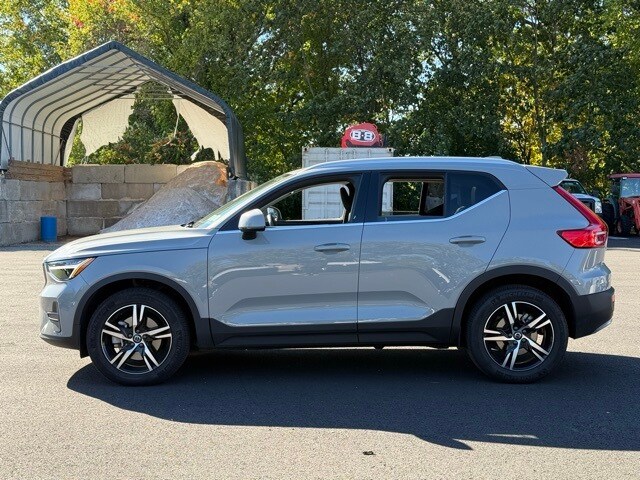 2025 Volvo XC40 Core photo 3
