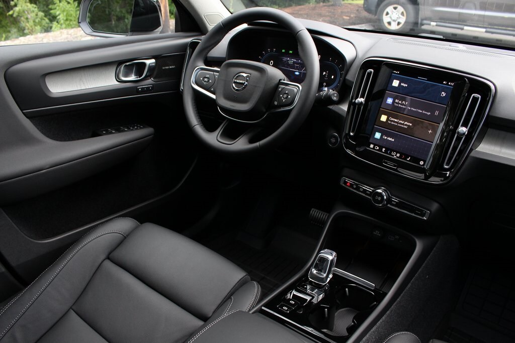 2025 Volvo XC40 Plus photo 2