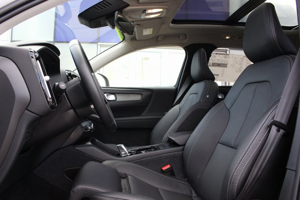 2025 Volvo XC40 Plus photo 4