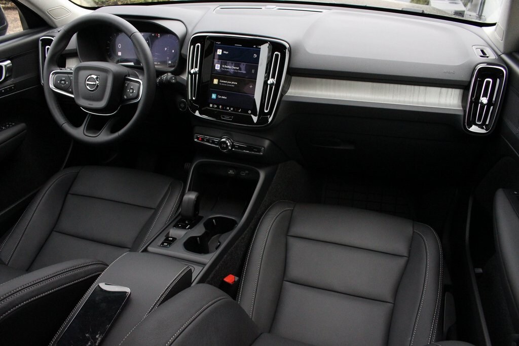 2025 Volvo XC40 Core photo 2
