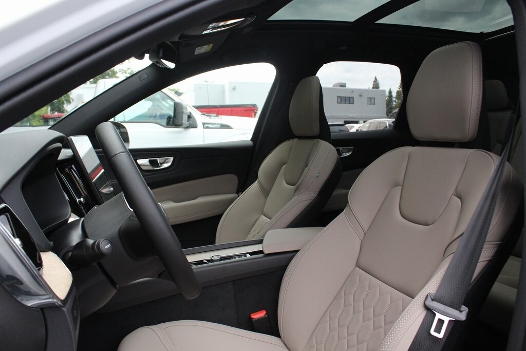 2026 Volvo XC60 B5 Plus photo 3