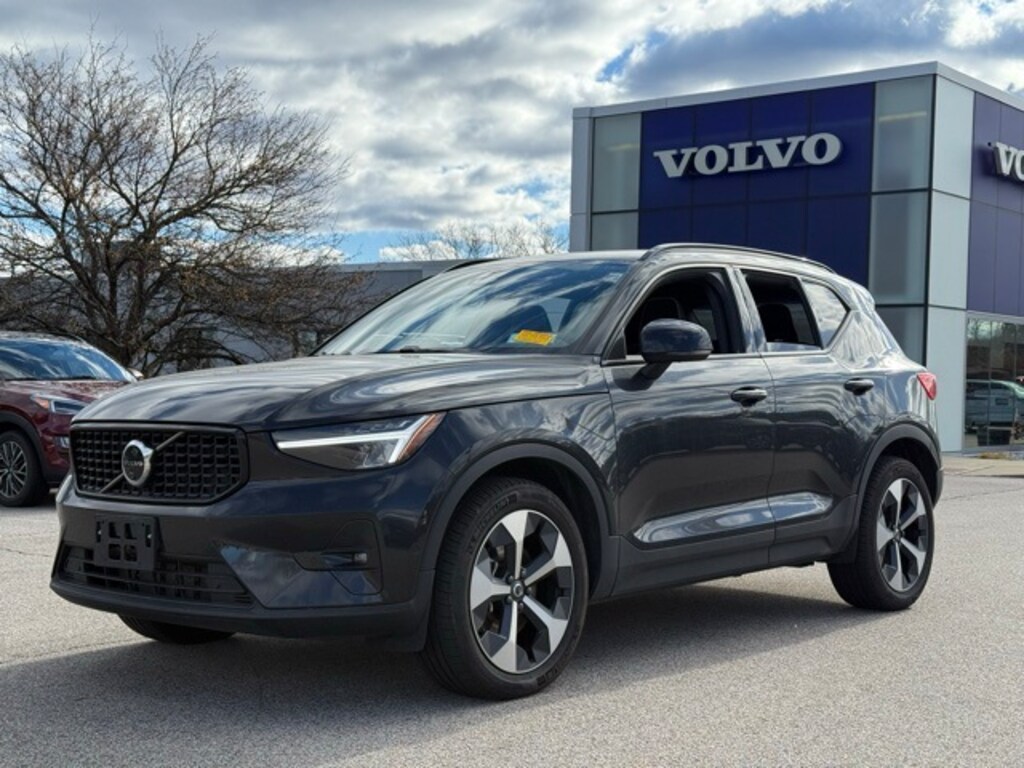 Certified 2025 Volvo XC40 B5 Plus Dark Theme SUV