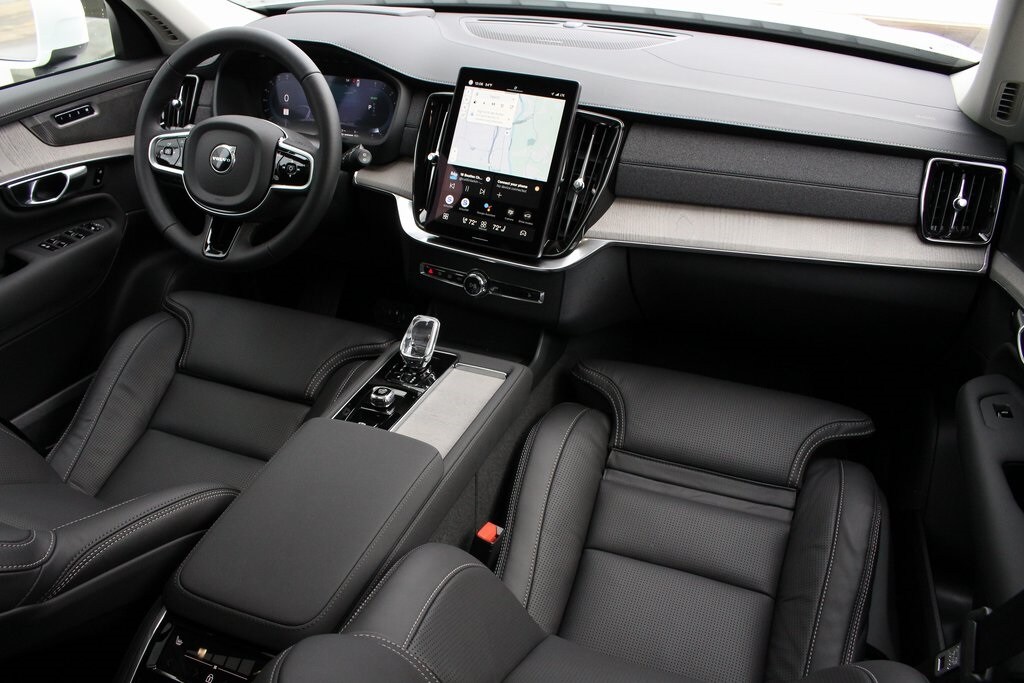2025 Volvo XC90 T8 photo 2