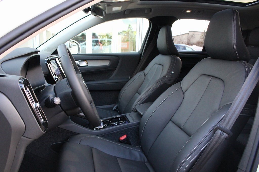 2025 Volvo XC40 Plus photo 4