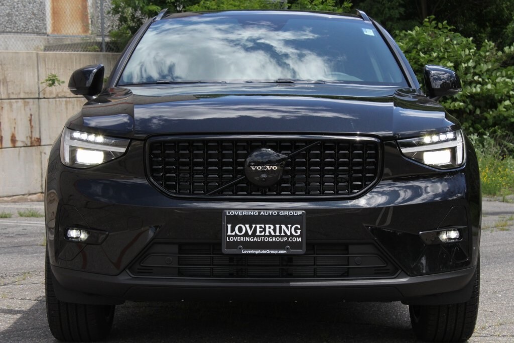 2026 Volvo XC40 photo 3